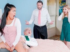 Chambre à dormir, Grosse bite, Sucer une bite, Le plan cul à quatre, Interracial, Seins naturels, Adolescente, Nénés