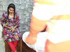 Mom ko betaa ne paayal khaarid kar diya aur mom ki tight pussy se maaje liiye