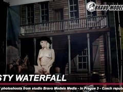 Πίσω στα παρασκήνια, Ξανθιά, Τσέχα, Θηλυκός, Ηδ, Κοκκαλιάρης, Μόνος, Καλσόν