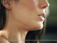 Smuk, Bikini, Brunette, Give finger, Fransk, Brystvorter, Barberet, Tatovering