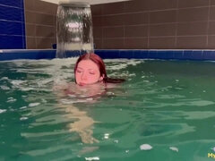 Horny couple goes wild in a public pool & fucks like there's no tomorrow