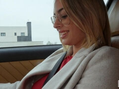 Arsch, Grosser arsch, Blondine, Blasen, Brille, Handjob, Milf, Tätowierung