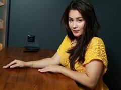 Leie, Grosser arsch, Grosse titten, Braunhaarige, Fingern, Masturbation, Solo, Entkleiden