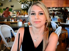 En gros plan de très près, Dansant, Béant, Masturbation, Orgasme, Public, Solo