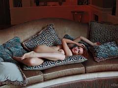 Kisbaba, Vöröshajú, Egyedül