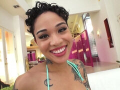 Gesztenyebarna, Természetes mellek, Rövid haj, Egyedül, Sztrippelés, Tini, Begyek, Játékszerek