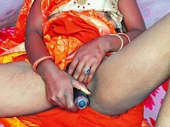 Desi bhabhi Bangala Bhabhi shows off her curves and gets intimate