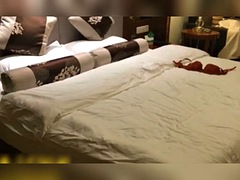 Enthousiasteling, Grote mammen, Bruinharig, Chinees, Hardcore, Rijpe lesbienne, Tepels, Tieten likken