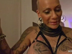 Gros seins, Preservatif, Queue, Énorme, Prostituée, Public, Tatouage, Branlette espagnole