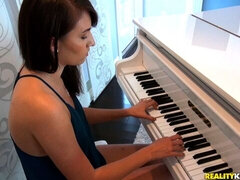 Perse, Iso perse, Suihinotto, Ruskeahiuksinen, Käsihoito, Näkökulma pov, Teini, Tissit