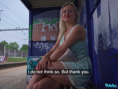 Americkej, Veľké kozy, Blondína, Podvádzanie, Šaty, Zrezanie, Tetovanie, Vlak