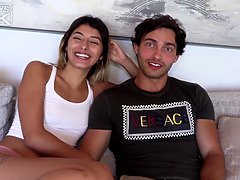 Amatőr, Hatalmas hátsó, Cumizás, Ondó fröcskölés, Hd, Latin lány, Filigrán alkatú, Tini