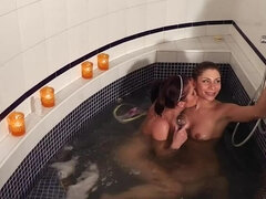 Amateur, Lesbienne, Huilée, Pisser, Douche, Nénés, Sous marin, Mouillée