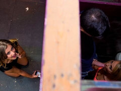 Popó, Szőke, Kutya póz, Ruha, Természetes mellek, Nyilvános, Tini, Begyek