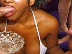 Gros seins, Sucer une bite, Britannique, Bukkaké, Noir ébène, Fumer, Suçant, Nénés