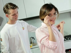 Røv, Pik sutte, Håndjob, Køkken, Barberet, Mager, Teenager, Bryster