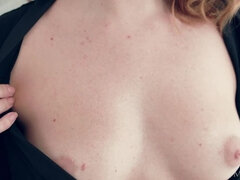 Kauniit, Mekko, Korkokengät, Turvonneet nännit, Pillu, Tatuointi, Tangat, Hameen alla