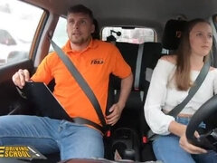 Braunhaarige, Auto, Spermaladung, Kehlenfick, Frau, Öffentlich, Rasiert, Titten