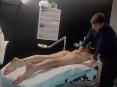 Amateur MILF Gets Happy Ending Massage - Masseur Fucks Her Hole & Makes Her Orgasm Loud