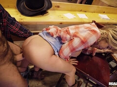 Amerikanisch, Blondine, Blasen, Stiefel, Öffentlich, Muschi, Rock, Hintern versohlen