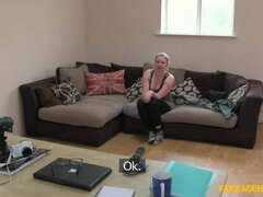 Amatör, Avsugning, Doggystyle, Fingering, Onani, Kontor, Pov, Fitta