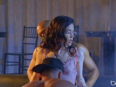 Soveværelse, Brunette, Briller, Håndjob, Imellem racer, Spanking, Tatovering, G streng