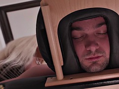 69 negenenzestig, Grote lul, Grote mammen, Blond, Pijpbeurt, Handbeurt, Masseren, Tieten likken