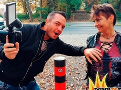 큰 엉덩이, 흑갈색 머리, 도기스타일, 수음, 야외의, 셀카, 공개적인, 짧은 머리