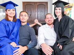 Pik sutte, Brunette, Hundestilling, Gruppe, Håndjob, Orgie, Tatovering, Teenager