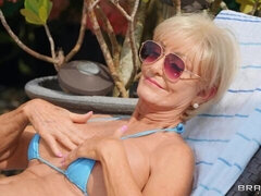 Μεγάλος κώλος, Μεγάλος πούτσος, Μεγάλα βυζιά, Μαύρος, Ξανθιά, Πίπα, Ώριμη, Κοντά μαλλιά