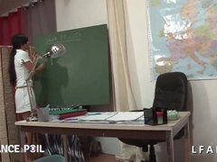 La prof se fait choper par ses eleves en classe