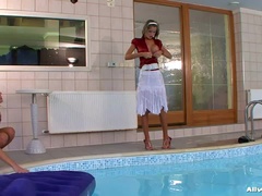 Stora tuttar, Blondin, Brunett, Naturliga tuttar, Pool, Under vattnet, Upskirt, Våt