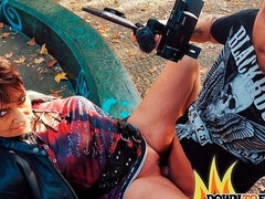 Grosser arsch, Blasen, Braunhaarige, Hundestellung, Masturbation, Reif, Piercing, Öffentlich