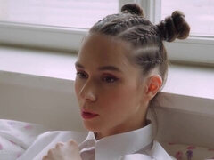 Athletic girlfriend Leona Mia nicely plays with her sweet snatch