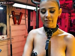 Nana, Brunette brune, Voiture, Mignonne, Doigter, Masturbation, Solo