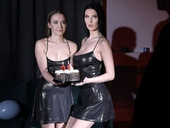 Μεγάλα βυζιά, Πίπα, Μελαχροινή, Πρώτου προσώπου, Καβάλημα, Τρίο