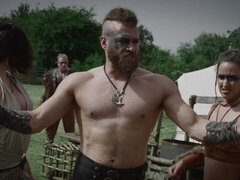 Grosser arsch, Grosser schwanz, Blasen, Hundestellung, Frau frau mann, Natürlichen titten, Jungendliche (18+), Titten