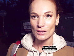 Sperma in mond, Duits, Moeder, Buiten, Openbaar, Roodharige vrouw, Russisch, Tieten likken