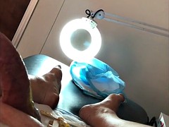 Iso kulli, Nainen pukeissa mies alasti, Paljastelu, Julkinen