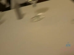 Amatør, Komme på ansigtet, Give finger, Tisse, Pov, Bad, Strømper, Tatovering