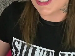 Amateur, Gros cul, Brunette brune, Conversation vulgaire, Lunettes, Mère que j'aimerais baiser, Solo, Tatouage