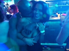 Zwart, Bruinharig, Naakte man aangeklede vrouw, Pop, Groep, Interraciaal, Feest, Swinger