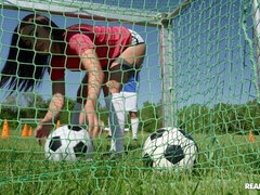 Πίπα, Μελαχροινή, Σε στάση σκύλου στα τέσσερα, Ευέλικτη, Φυσικά βυζιά, Κιλωτάκια, Κοκκαλιάρης, Βυζιά