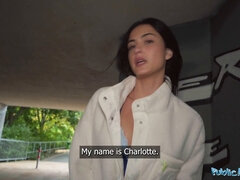 Gros seins, Sucer une bite, Brunette brune, Gorge profonde, Queue, En levrette, Public, Espagnole