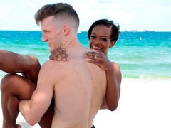 Store bryster, Pik sutte, Brunette, Sort, Hårdt, Imellem racer, Naturlige bryster, Teenager