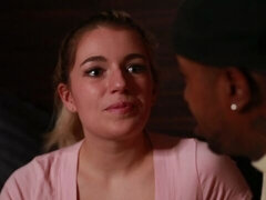 Hatalmas hátsó, Monumentális dákó, Cumizás, Természetes mellek, Rövid haj, Tini, Begyek