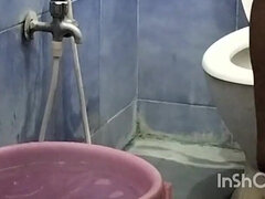 Asiatica, Bagno, Coppia, Ermafrodite, Fatto in casa, Indiana, Capelli corti, Moglie