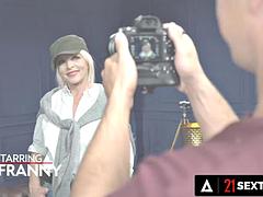 デカパイ, ブロンド, フェラチオ, 手コキする, ハードコア, なめる, 熟年, オッパイの