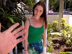 Μεγάλος πούτσος, Μεγάλα βυζιά, Πίπα, Μελαχροινή, Πρώτου προσώπου, Ξυρισμένη, Κοκκαλιάρης, Έφηβος