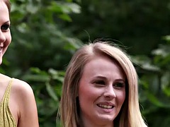 Enthousiasteling, Lieveling, Naakte man aangeklede vrouw, Handbeurt, Masturbatie, Buiten, Openbaar, Zuigen